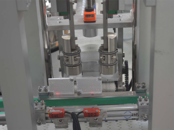 15vip太阳成集团古天乐活塞灌装机和旋盖机助力妮维雅提升生产效率